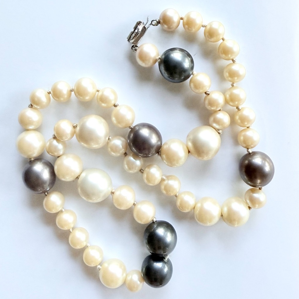 Vintage 1960s Kenneth Jay Lane Faux Tahitian and Cream Pearl Rhinestone Necklace - Picture 9 of 12
